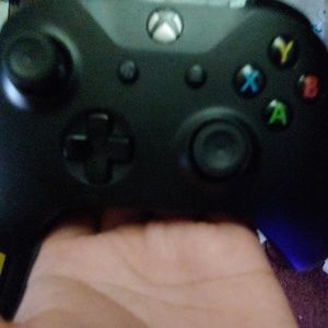 Im selling xbox cpntroller